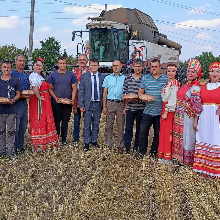 Вручение караваев лучшим хлеборобам.